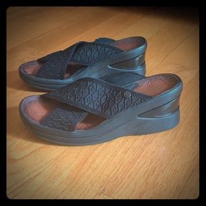 BZEES ultra comfy black fabric wedges❤️